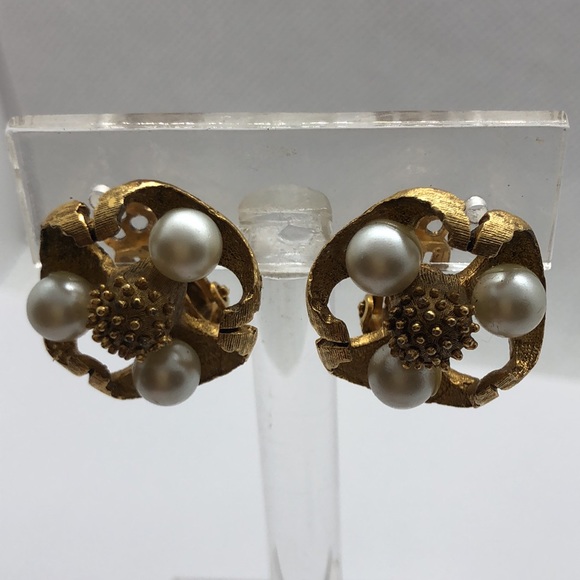 VTG Brushed Gold/Pearl Floral Clip-ons - Picture 6 of 6